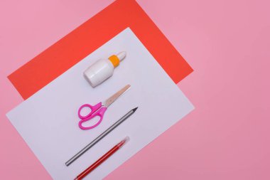 Birinci adım talimat. Doğum günü için çiçekli tebrik kartı, anneler günü, sevgililer günü. Çocukların yaratıcılığı projesi, çocuklar için el sanatları. Kağıt uygulamaları için adım adım talimatlar.