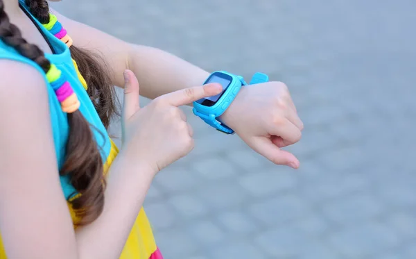 Akıllı saat kullanan kız. Metin için alanı kopyala.