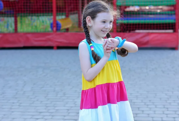 Cute Piękna Dziewczynka Uśmiechem Twarzy Mówi Inteligentny Zegarek Ulicy Koncepcja — Zdjęcie stockowe