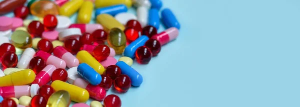 Flerfärgade Tabletter Kapslar Vitaminer Kosttillskott Begreppet Behandling Och Sjukvård Platt — Stockfoto
