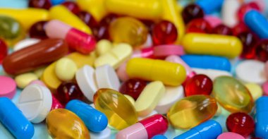 Çok renkli tabletler, kapsüller, vitaminler, takviyeler. Tedavi ve sağlık hizmetlerinin kabul edilmesi.