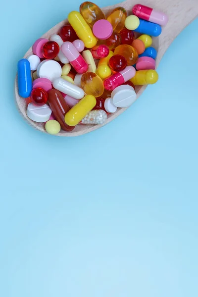 Färgglada Diverse Farmaceutiska Medicin Kapslar Tabletter Och Piller Trä Sked — Stockfoto