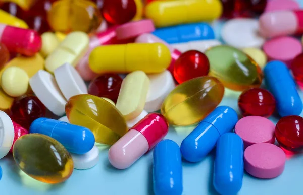 Flerfärgade Tabletter Kapslar Vitaminer Kosttillskott Begreppet Behandling Och Hälso Och — Stockfoto