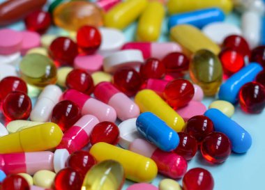 Çok renkli tabletler, kapsüller, vitaminler, takviyeler. Tedavi ve sağlık hizmetleri dışında. Düz yatıyordu.