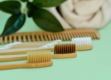 Yeşil arkaplanlı doğal bambu diş fırçaları. Eko ürünleri plastiksiz. Sıfır atık, geri dönüşüm, çevre bilinci, sosyal çevre sorumluluğu kavramı