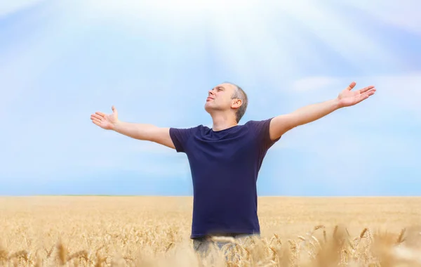 腕を伸ばして小麦畑に立つ男 リラクゼーション — ストック写真