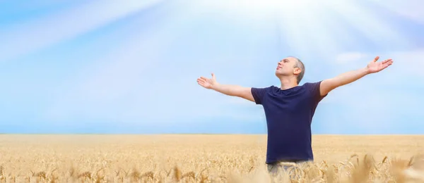Человек Стоящий Пшеничном Поле Вытянутыми Руками Свобода Отдых Счастье — стоковое фото