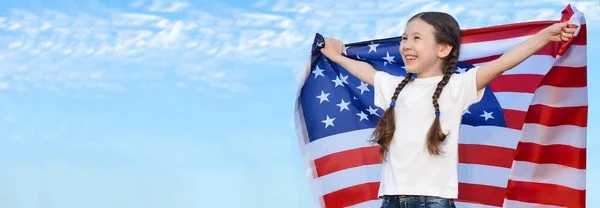 Gelukkig Meisje Met Amerikaanse Vlag Onafhankelijkheidsdag Patriottisme Vrijheid Verkiezingen Kopieer — Stockfoto