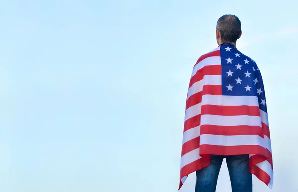 Man Met Amerikaanse Vlag Tegen Lucht Patriottische Vakantie Onafhankelijkheidsdag Verenigde — Stockfoto