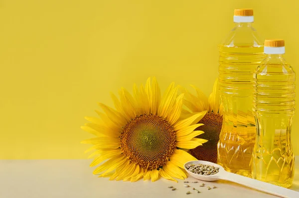 Sonnenblumenöl Flaschen Samen Und Sonnenblumenblüten Nahaufnahme Mit Kopierraum Für Text — Stockfoto