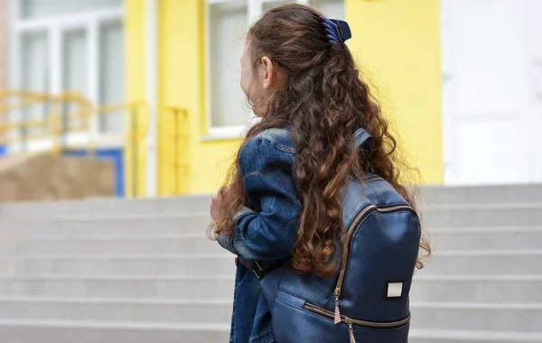 Wracać Szkoły Dziecko Idzie Szkoły Pandemii Portret Uczennicy Plecakiem Tle — Zdjęcie stockowe