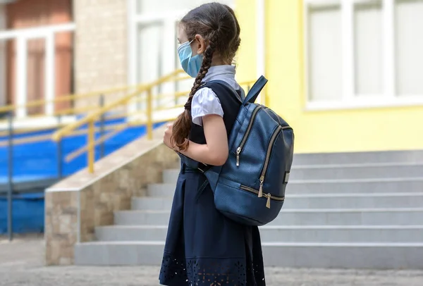 Tillbaka Till Skolan Skolflicka Bär Medicinsk Ansiktsmask För Att Skydda — Stockfoto