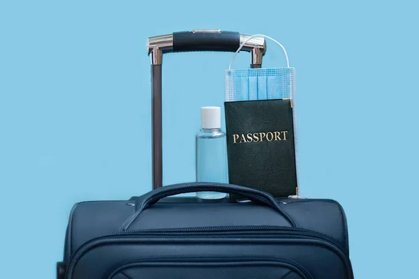 Medische Masker Paspoort Ontsmettingsmiddel Met Koffer Blauwe Achtergrond Het Verbod — Stockfoto