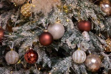 Noel ağacı süslemeleri ile süslenmiş Noel ağacı.