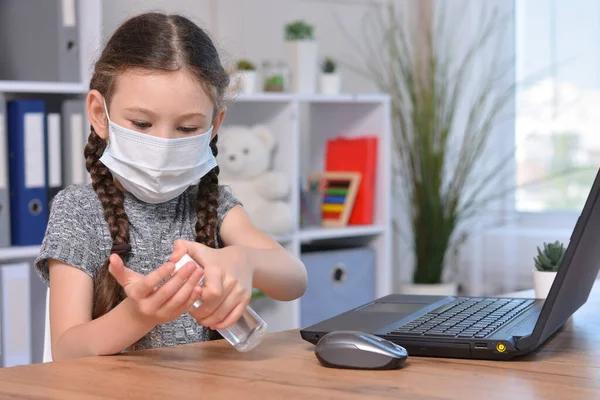 Öğrenci kız koronavirüs salgınını durdurmak için virüsten ve alkollü jel dezenfektanla ellerini temizler. Covid-19 salgınından sonra öğrenci güvenliği. Salgından sonra okula dönüyorum..