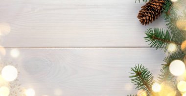 Çam kozalaklı ve kar taneli Noel ağacı beyaz tahta bir tahta üzerine bokeh ve metin için yer kopyalama. Banner. Düz yatıyordu.