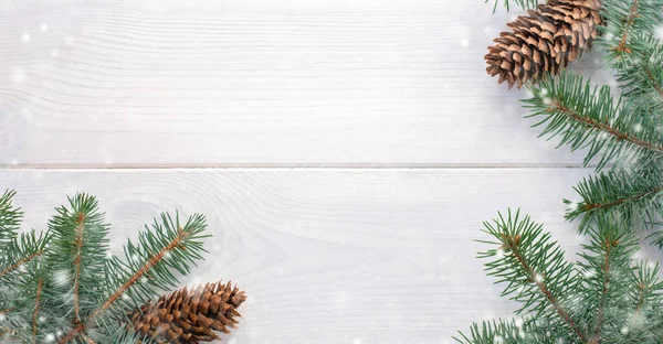 圣诞树与松果和雪在白色木板上 复制空间为您的文字 — 图库照片