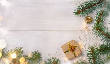 Noel ağacı hediye kutusuyla, kar tanesi ve beyaz tahta üzerinde bokeh ve metin için de kopya alanı. Banner. Düz yatıyordu.