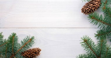 Beyaz ahşap tahtada kozalaklı Noel ağacı ve metin için kopyalama alanı. Banner. Düz yatıyordu.