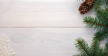 Çam kozalaklı Noel ağacı ve beyaz tahta üzerinde kar tanesi ve metin için kopyalama alanı. Banner. Düz yatıyordu.