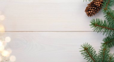 Çam kozalaklı ve kar taneli Noel ağacı beyaz tahta bir tahta üzerine bokeh ve metin için yer kopyalama. Banner. Düz yatıyordu.