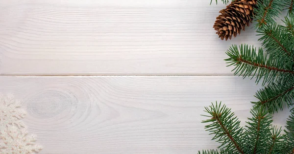 Choinka Bożonarodzeniowa Szyszkami Płatkami Śniegu Białej Drewnianej Desce Ksero Miejsca — Zdjęcie stockowe