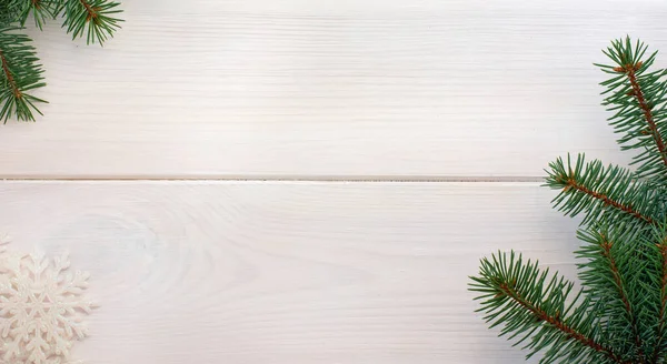 圣诞树 雪片在白色的木板上 复制你的文字空间 — 图库照片