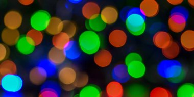 Siyah arka planda çok renkli bir bokeh. Neşeli arkaplan