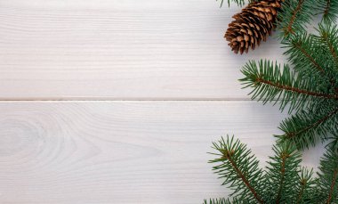 Beyaz ahşap tahtada kozalaklı Noel ağacı ve metin için kopyalama alanı. Banner. Düz yatıyordu.