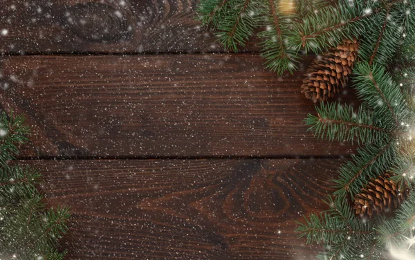 圣诞树 木制棕色背景上的雪 抄写你的文字 平躺在床上 — 图库照片