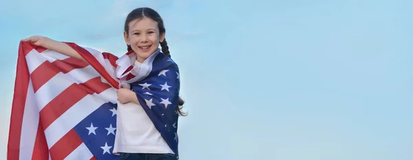 Glückliches Kleines Mädchen Mit Der Amerikanischen Nationalflagge Unabhängigkeitstag Patriotismus Freiheit — Stockfoto