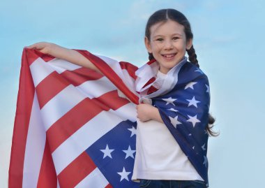 Ulusal Amerikan bayrağı taşıyan mutlu küçük kız. Bağımsızlık günü, vatanseverlik, özgürlük, seçimler. Ders için alanı kopyala.