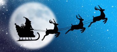 Noel Baba, ren geyiği, kızak, hediye ve Noel ağacının olduğu Noel kartı gece ay ışığında, yıldızlar ve kar altında. İllüzyon. Uyarı.