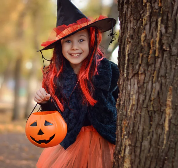 Truque Halloween Deleito Menina Feliz Vestindo Chapéu Bruxa Com Uma — Fotografia de Stock