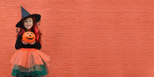 Απόκριες Κόλπο Κέρασμα Πορτρέτο Χαμογελαστό Κορίτσι Καπέλο Μάγισσας Έναν Πορτοκαλί — Φωτογραφία Αρχείου