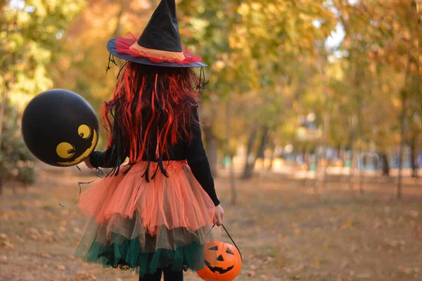 Holčička Kostýmu Čarodějnice Balónem Dýňovým Vědrem Hrající Podzimním Parku Dítě — Stock fotografie