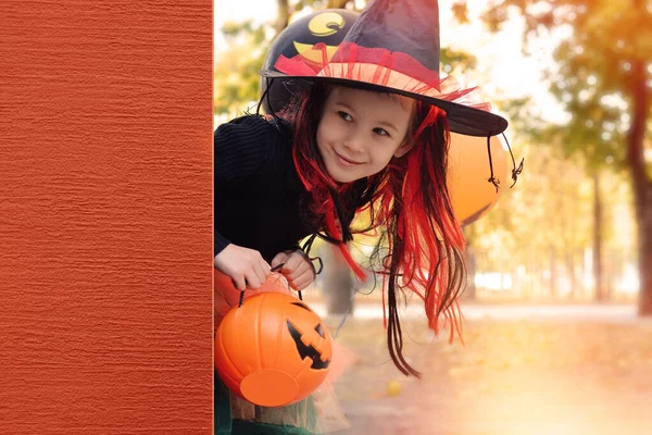 Halloween Truque Deleito Menina Feliz Vestindo Chapéu Bruxa Com Uma — Fotografia de Stock