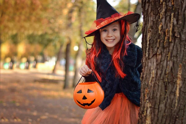 Truque Halloween Deleito Menina Feliz Vestindo Chapéu Bruxa Com Uma — Fotografia de Stock