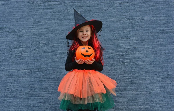 Doces Truques Halloween Rapariga Sorridente Com Chapéu Bruxa Contra Uma — Fotografia de Stock