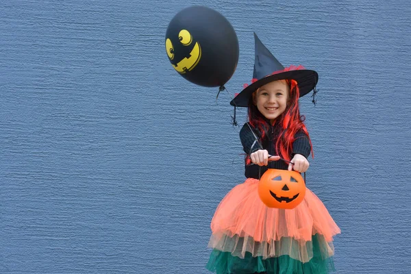 Halloweeni Csokit Vagy Csalunk Portré Mosolygós Lány Boszorkánykalapban Lufival Sütőtök — Stock Fotó