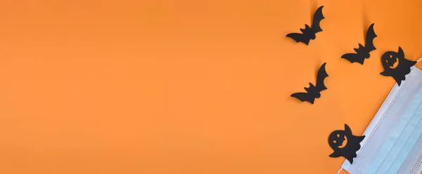 Horní Pohled Lékařské Ochranné Masky Silueta Černých Netopýrů Duchové Oranžovém — Stock fotografie