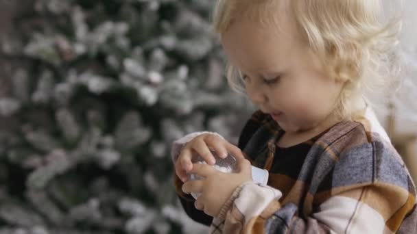 Schattig Klein Meisje Dat Speelt Met Een Kristallen Bal Met — Stockvideo