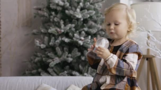 Kristal Küreyle Oynayan Tatlı Küçük Kız Kardan Adamla Oynuyor Karla — Stok video