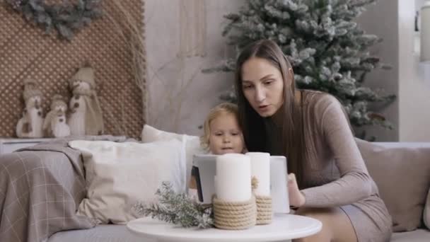 Mãe Filha Fazem Videochamada Pad Manhã Natal Jovem Mãe Com — Vídeo de Stock