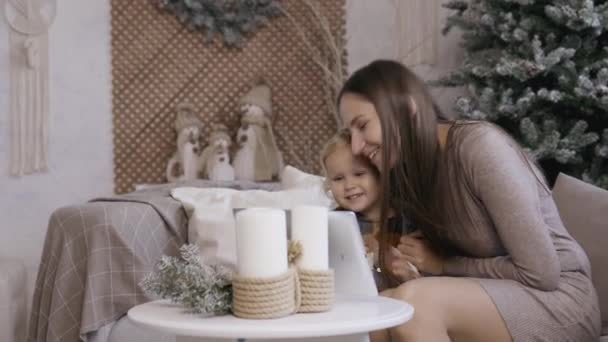 Anne Kızı Noel Sabahı Evle Video Görüşmesi Yapıyor Genç Anne — Stok video