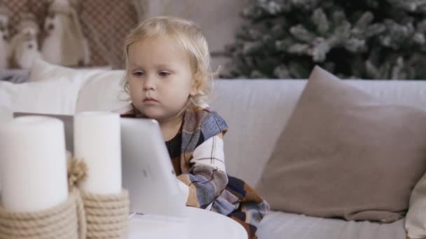 Meisje Maakt Videogesprek Pad Kerstochtend Jong Meisje Feliciteren Hun Familieleden — Stockvideo