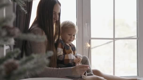 Matka Její Holčička Hrají Jiskřícími Úsměvy Radosti Oslavy Nového Roku — Stock video