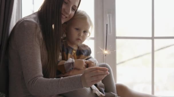 Matka Její Holčička Hrají Jiskřícími Úsměvy Radosti Oslavy Nového Roku — Stock video