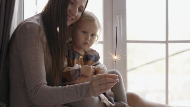 Moeder Haar Kleine Meisje Speelt Met Een Flare Sprankelende Glimlach — Stockvideo