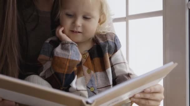 Anne Kızı Noel Sabahı Eğleniyorlar Küçük Kızıyla Birlikte Pencere Kenarında — Stok video